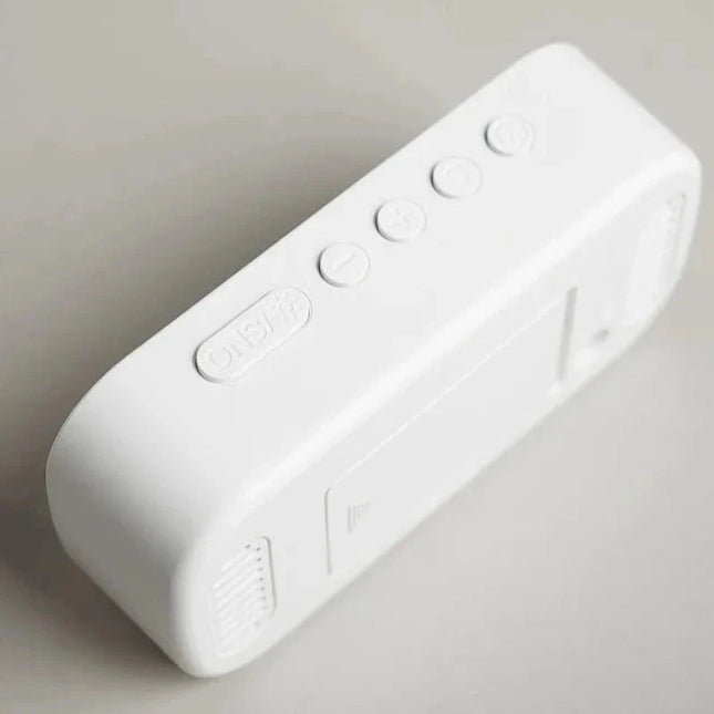 Digital spegelklocka med stora gröna siffror