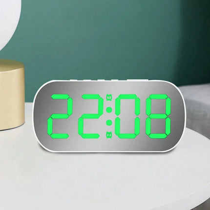 Digital spegelklocka med stora gröna siffror