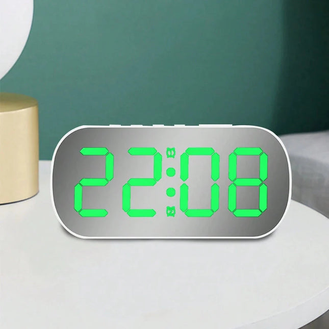 Digital spegelklocka med stora gröna siffror
