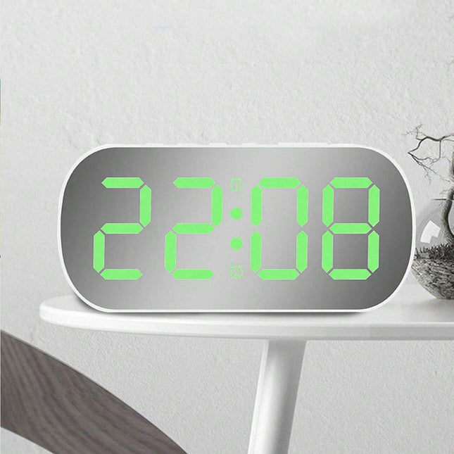 Digital spegelklocka med stora gröna siffror