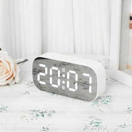 Nätdriven lysande väckarklocka med spegeldisplay
