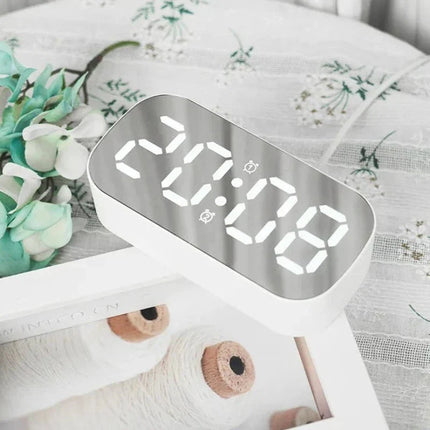 Nätdriven lysande väckarklocka med spegeldisplay