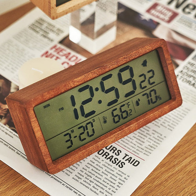 Digital väckarklocka i trä med datum