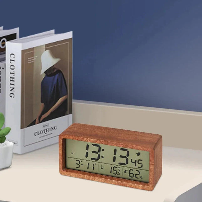 Digital väckarklocka i trä med datum