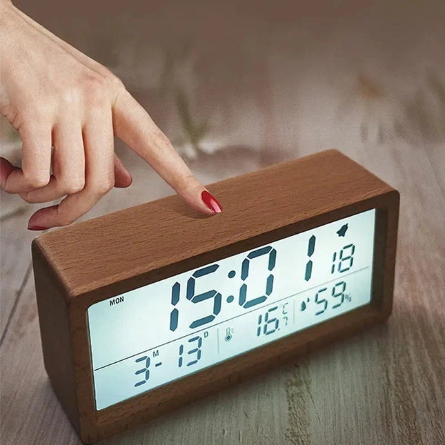 Digital väckarklocka i trä med datum