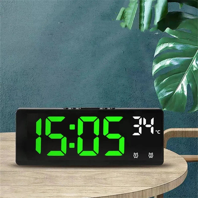 Digital väckarklocka med gröna LED-siffror