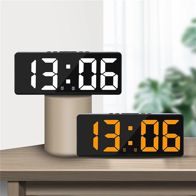 Digital väckarklocka med gröna LED-siffror
