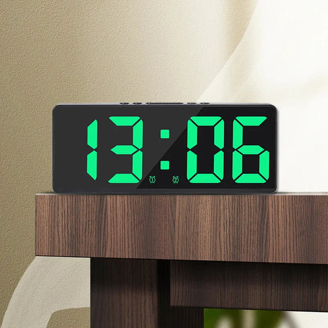 Digital väckarklocka med gröna LED-siffror