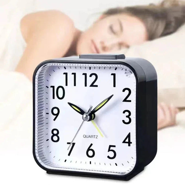 Enkel analog väckarklocka med batteri