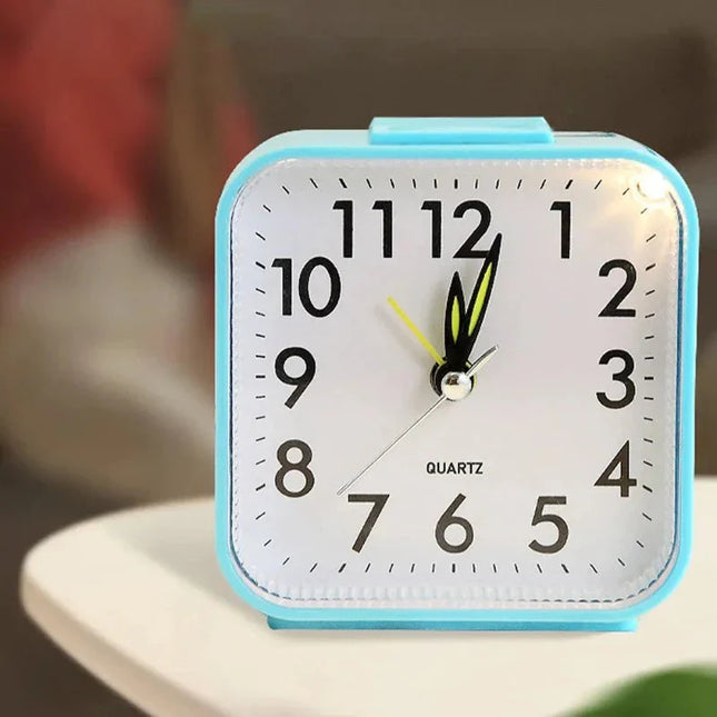 Enkel analog väckarklocka med batteri