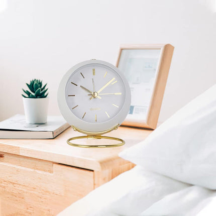 Vit vintage väckarklocka med guldstativ