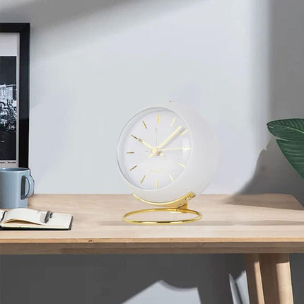 Vit vintage väckarklocka med guldstativ