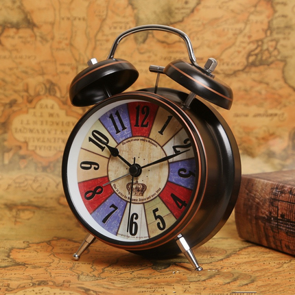 Vintage väckarklocka med färgglad urtavla