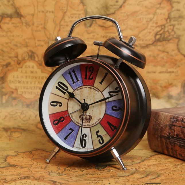 Vintage väckarklocka med färgglad urtavla