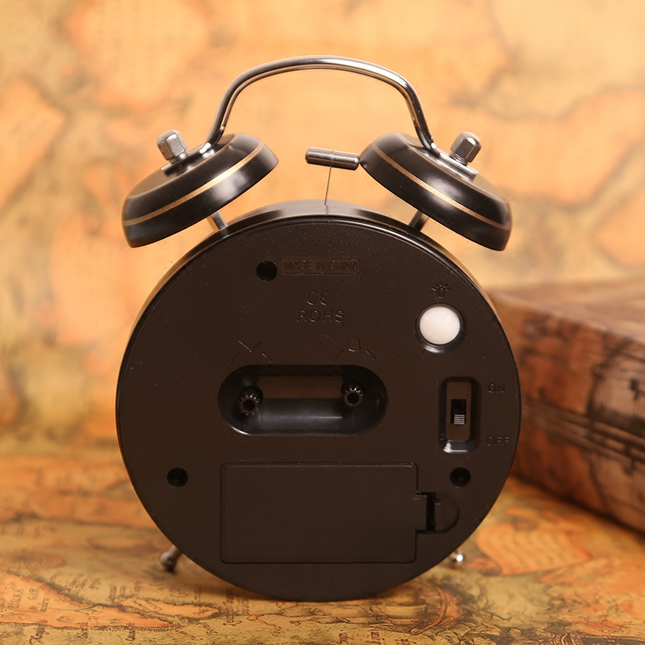 Vintage väckarklocka med färgglad urtavla