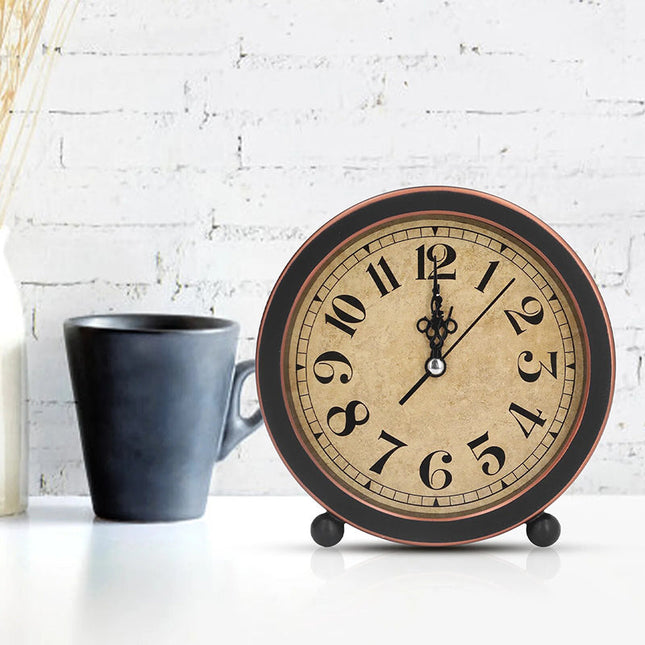 Rund vintage väckarklocka i retro design